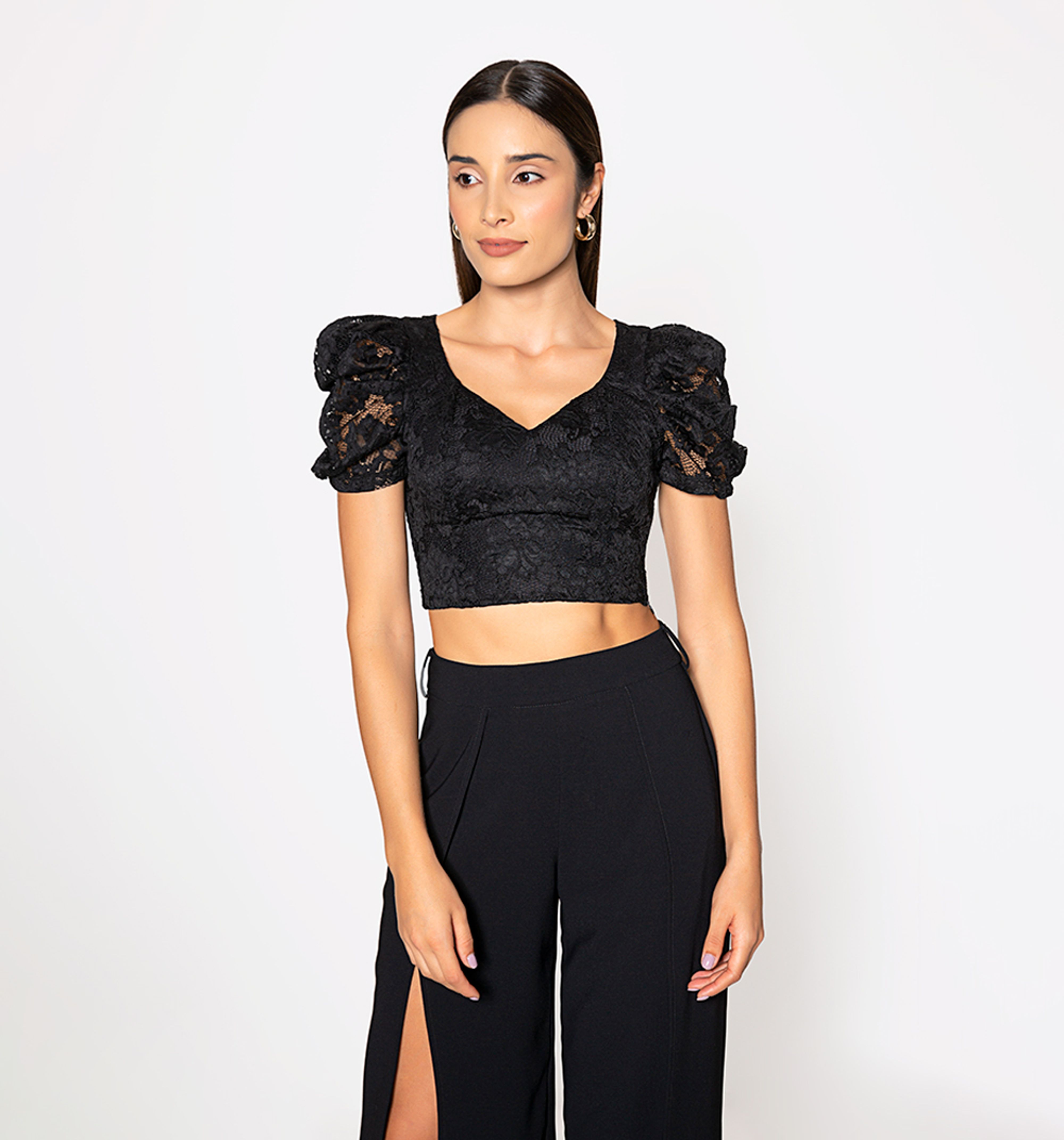 Crop top en blonda con abertura en la es