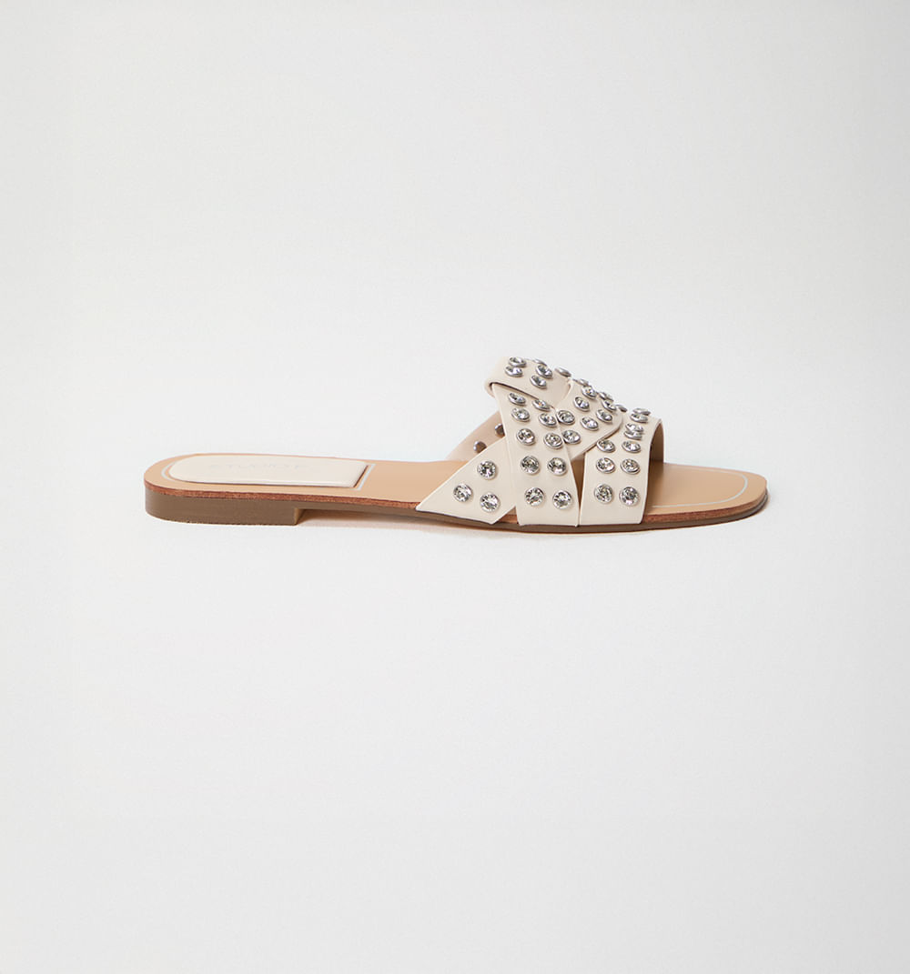 Sandalia cruzada con piedras brillantes